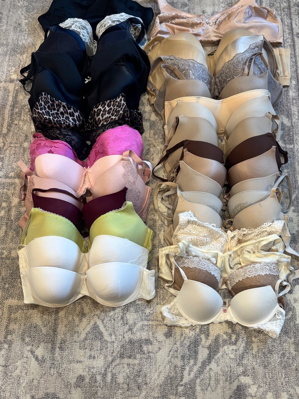 Bulk Lot 30 Mainly Victoria Secret bras , mix Wacoal , Cacique, warners and mor